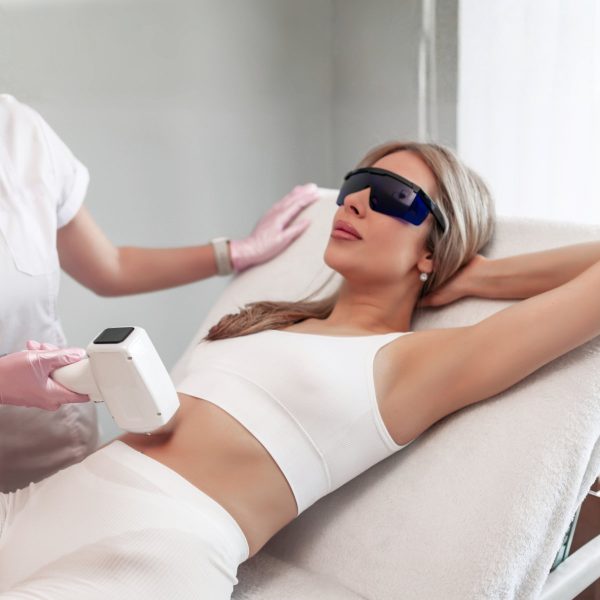 Laserbehandlung am Bauch in steriler Umgebung